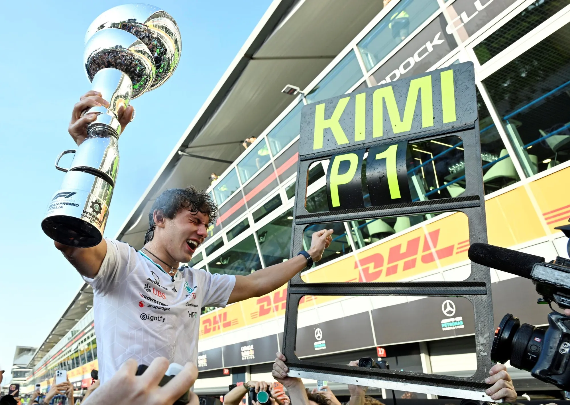 Andrea Kimi Antonelli hizo historia en Monza: largó 19°, ganó una carrera fabulosa ante los tifosi y quedó a las puertas de la gloria en la F1