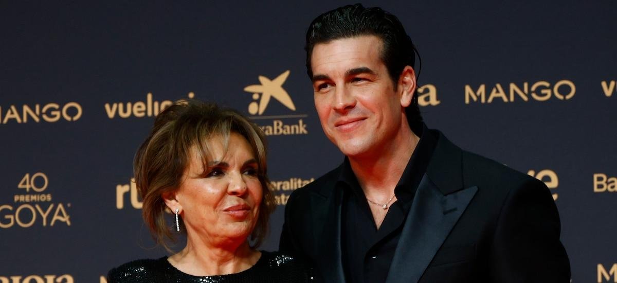 Mario Casas retrasa el posado como pareja oficial de Melyssa Pinto y elige a su madre, Heidi Sierra, para la alfombra roja de los Goya 2026