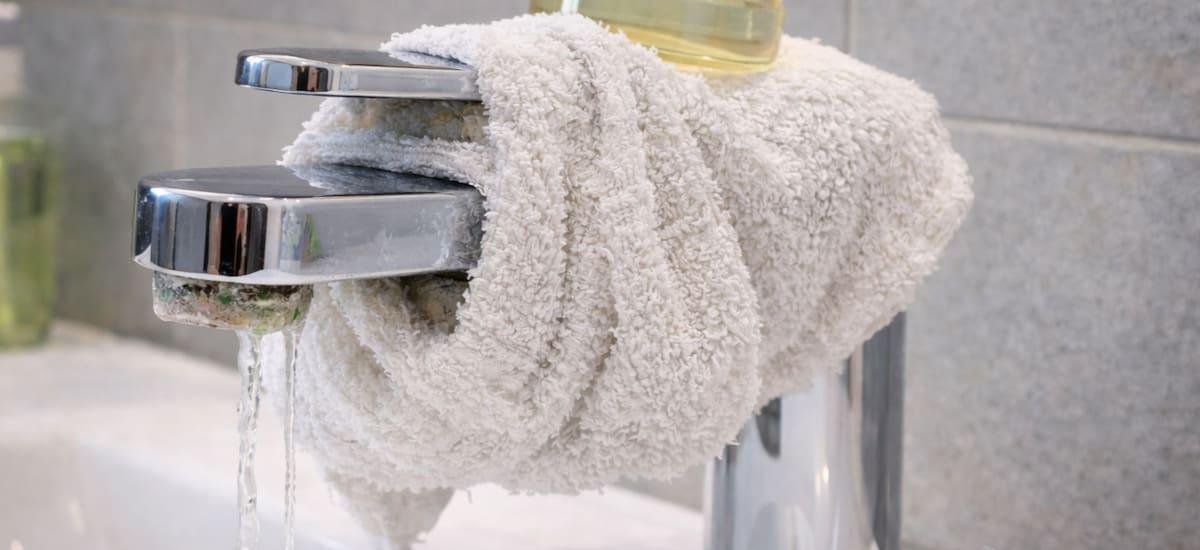 Mojar una toalla con vinagre: por qué recomiendan colocarla sobre la canilla y para qué sirve