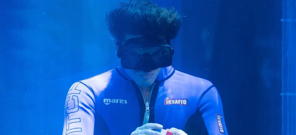 Daniel Illescas repite su histórica apnea mientras resuelve un cubo de rubik en ‘El Desafío’ y comparte su premio con Willy Bárcenas