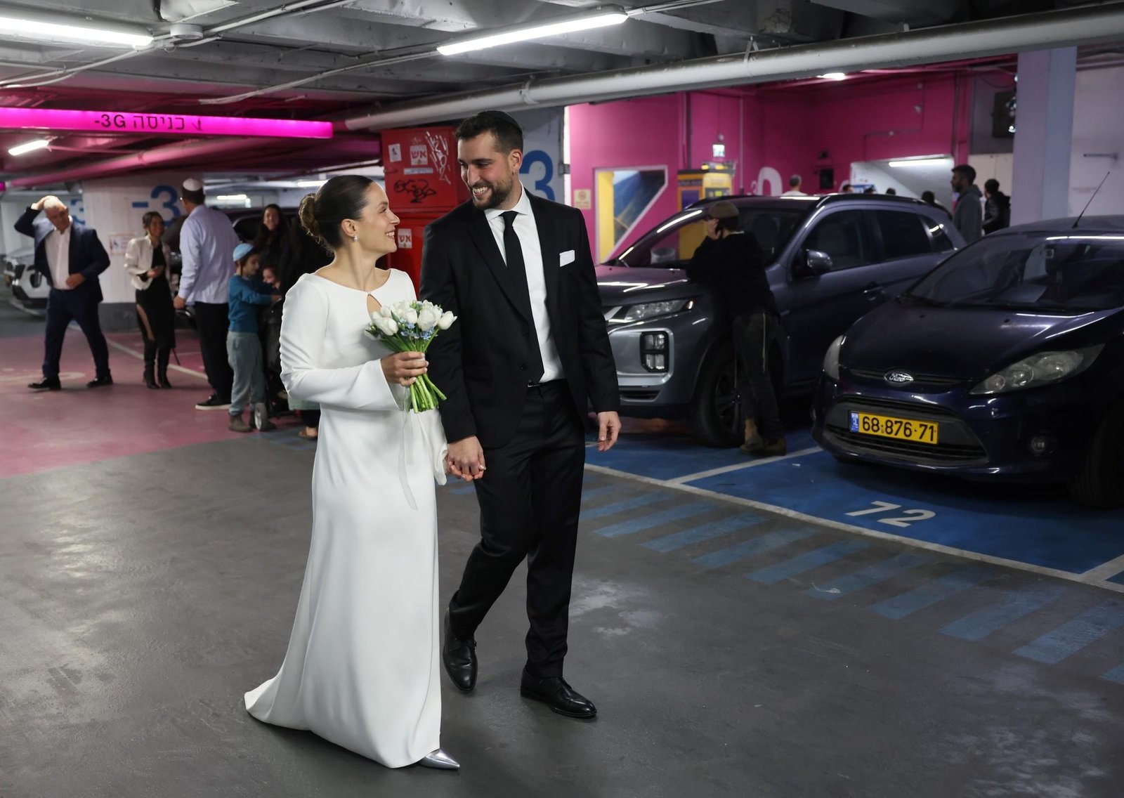 El argentino que vive en Israel y se casó en un refugio del cuarto subsuelo de un shopping, entre alarmas y sirenas por los misiles