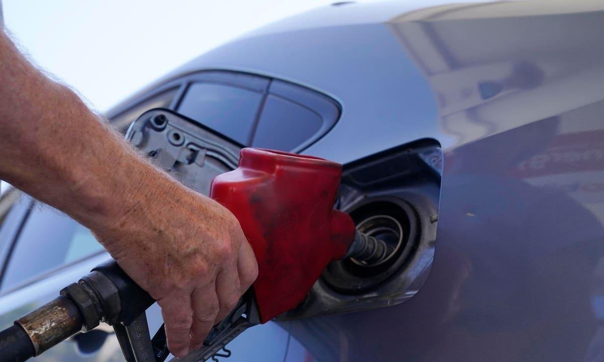 Trabajaba en una estación de servicio, abrió un cajón y se volvió millonario