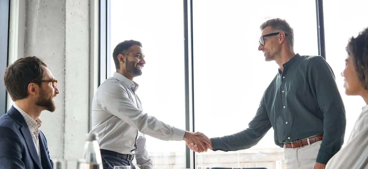 Banca, seguros, consumo y retail, sectores que fueron foco de fusiones ¿Seguirán en 2026?