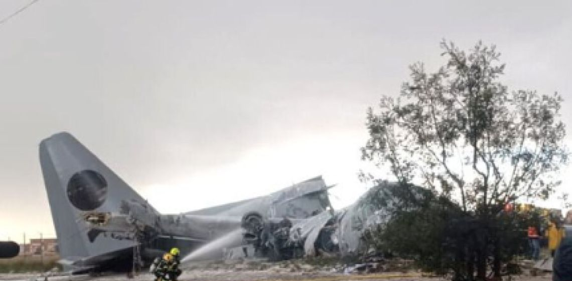 Un Hércules con dinero del Banco Central de Bolivia se estrelló, chocó autos y hay 15 muertos