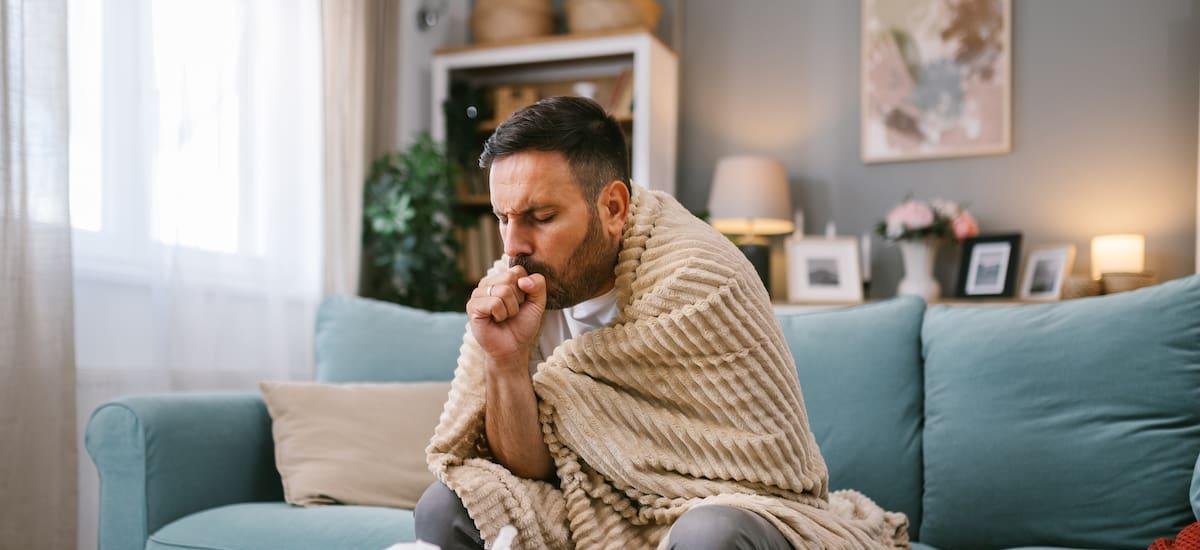 ¿Una nueva pandemia? Alertan el brote de un virus similar al COVID que puede resultar en convulsiones o pérdida de conciencia