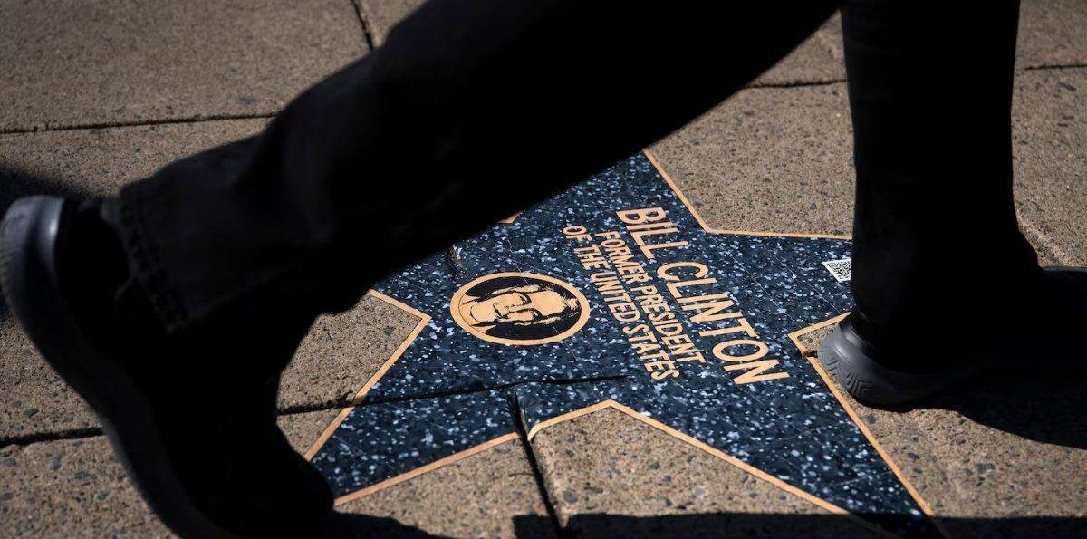 Armaron un Paseo de la Vergüenza con los nombres del caso Epstein a metros de la Casa Blanca