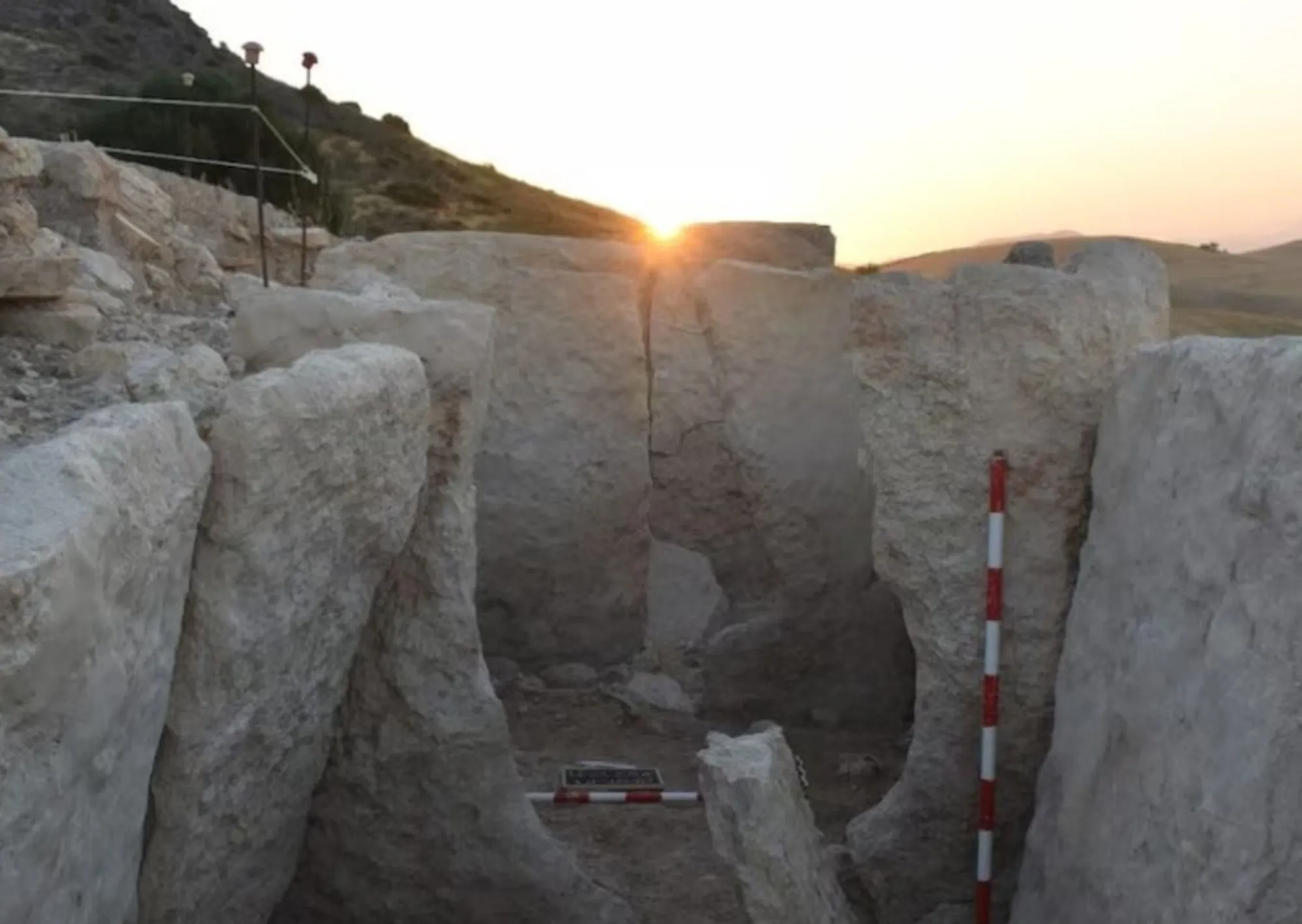 Hallazgo histórico: arqueólogos descubren una tumba de 5.000 años de antigüedad repleta de tesoros antiguos