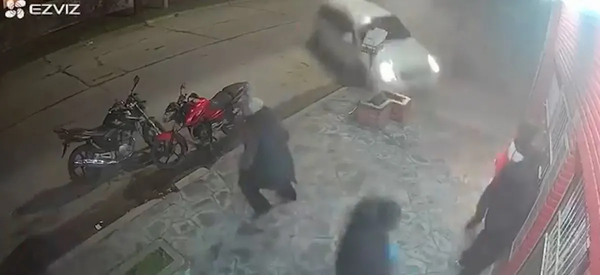 Perdió el control de su camioneta tras un choque, atropelló a cuatro personas, volcó y destruyó un almacén en Mar del Plata