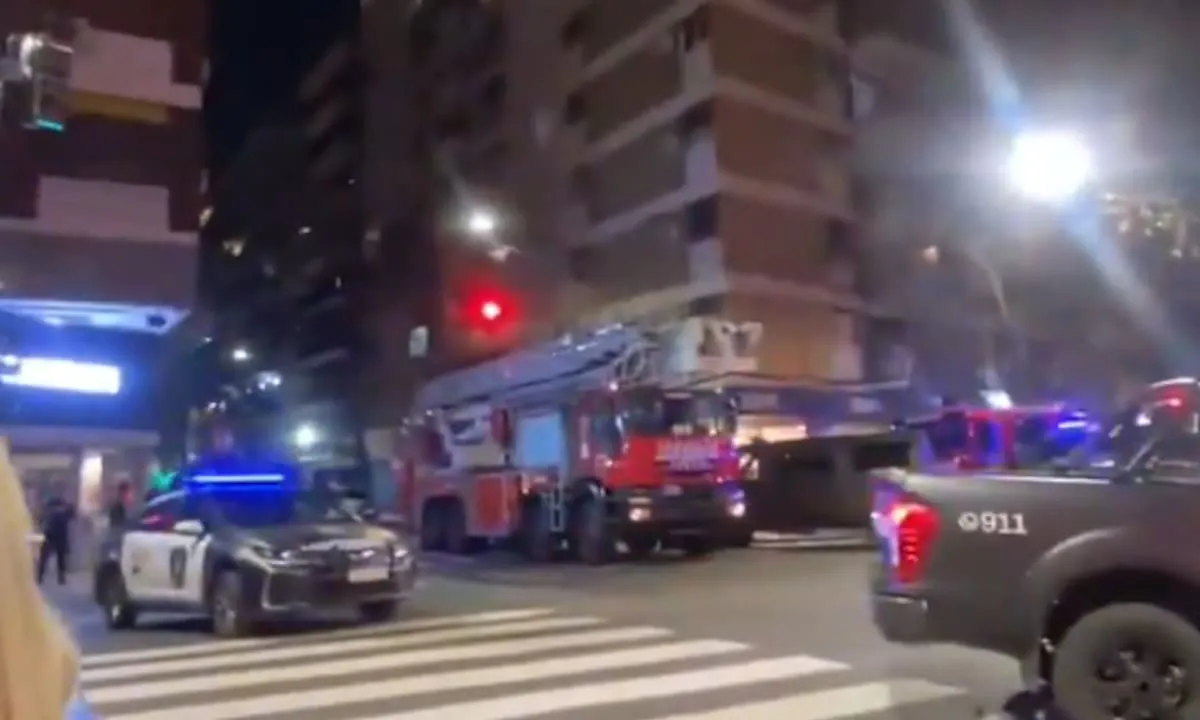 Dos hombres se atrincheraron en un piso 14 y la Policía tuvo que intervenir por la ventana