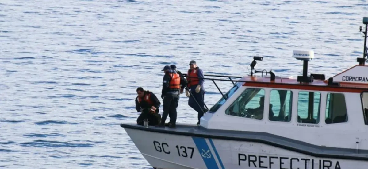 Un auto despistó y cayó al lago Nahuel Huapi en Bariloche: murió una niña de 3 años