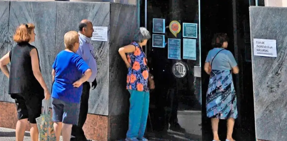 El Gobierno lanzó un nuevo plan de retiros voluntarios para estatales: quiénes pueden acceder y cuánto cobrará...