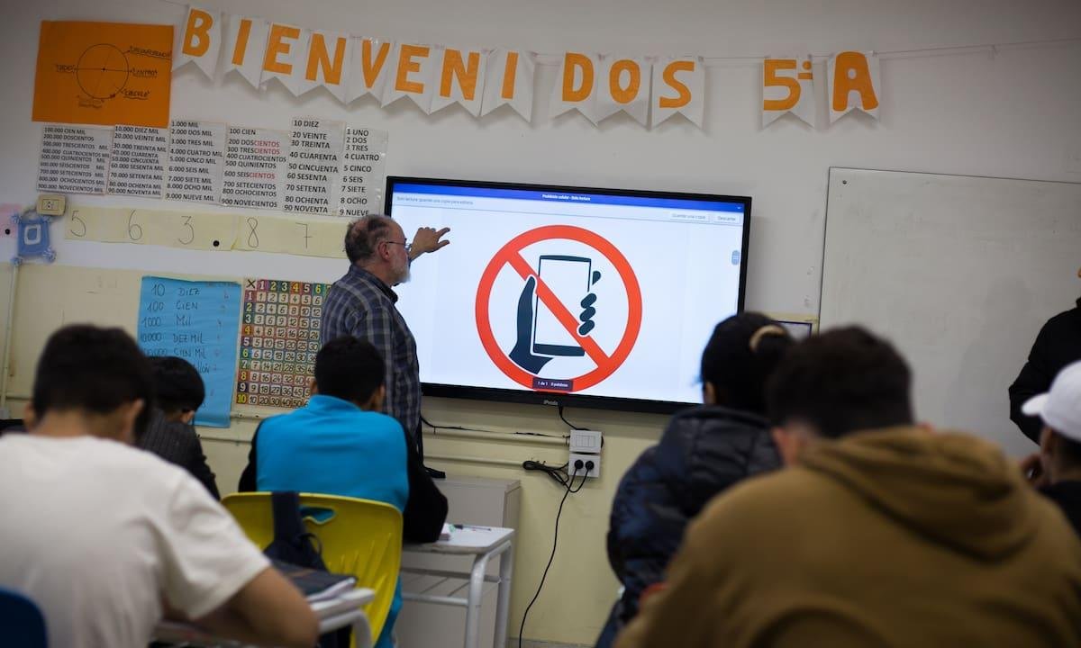 Adiós al celular en la escuela: los alcances de la regulación que rige desde mañana en las primarias bonaerenses