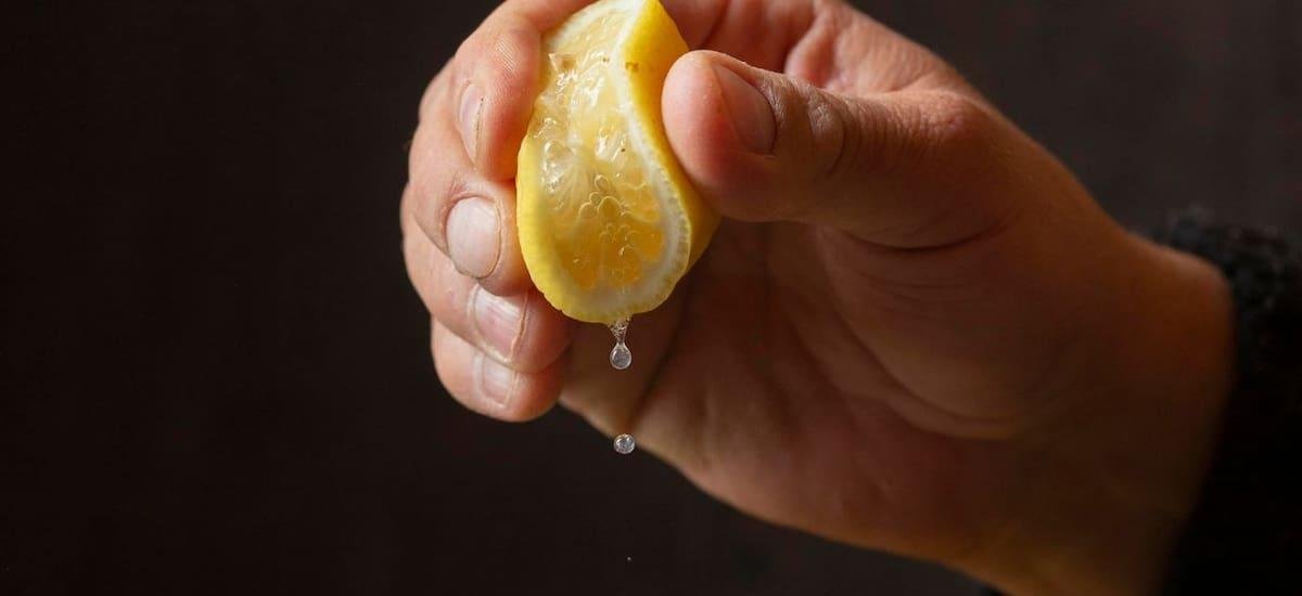 El verdadero motivo de por el cual recomiendan tirar agua hirviendo con limón por las rejillas y para qué sirve