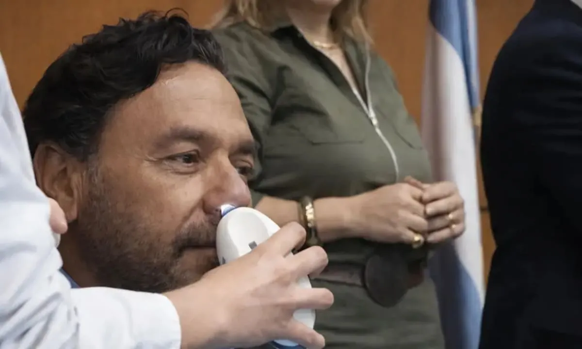 Salta: el gobernador Gustavo Sáenz se hizo una rinoscopia en vivo
