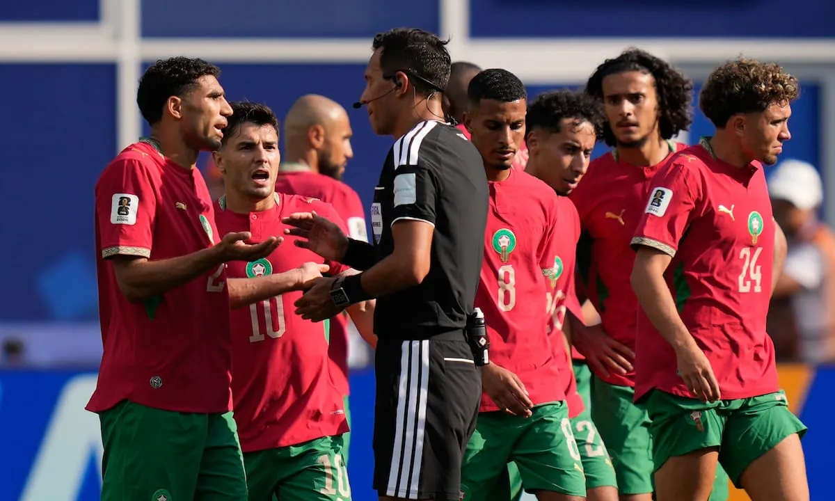 El entrenador de Marruecos reclamó por una mano en la jugada previa al primer gol francés