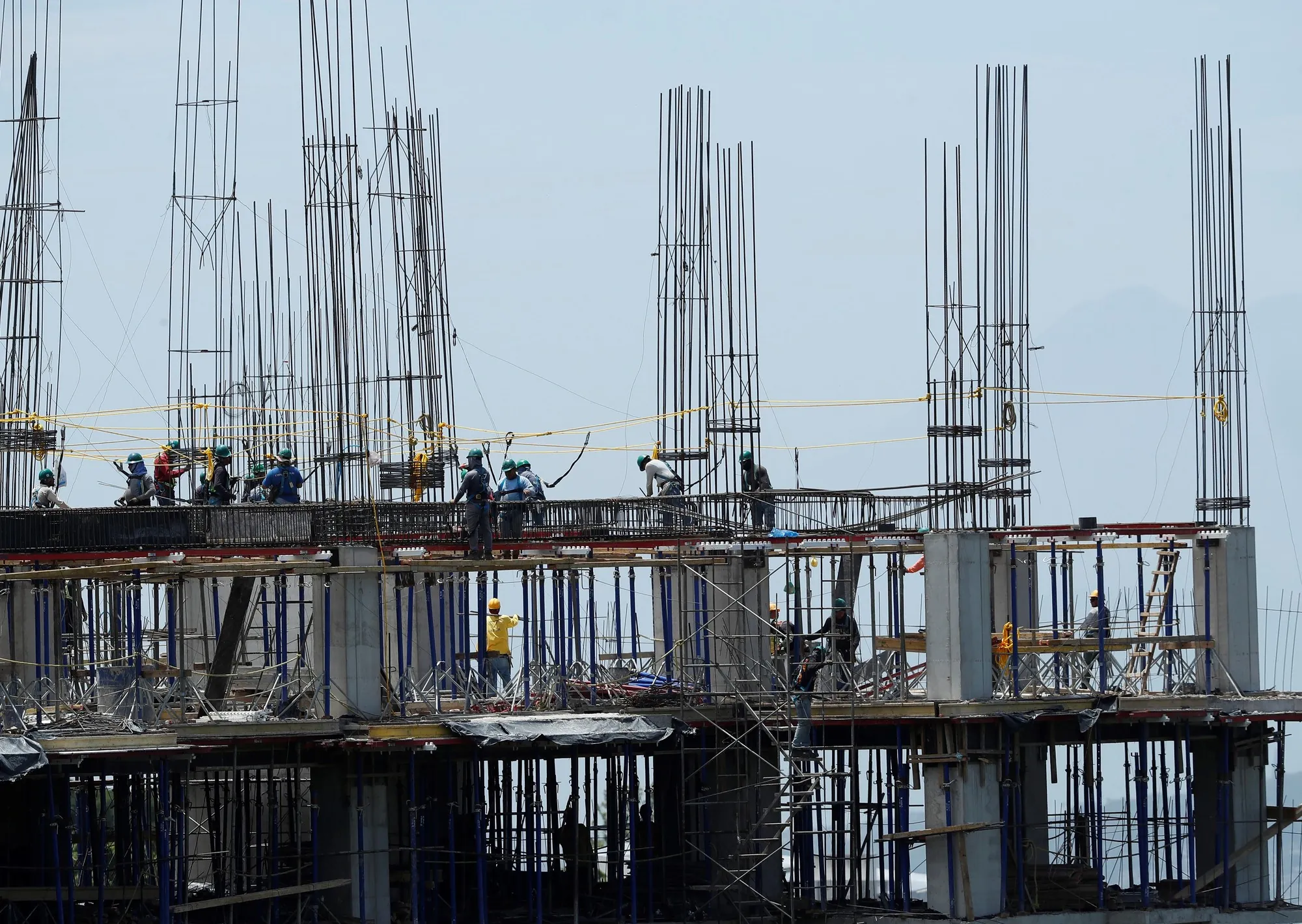 En el primer semestre la industria cayó 2,2% y la construcción mejoró casi 3%