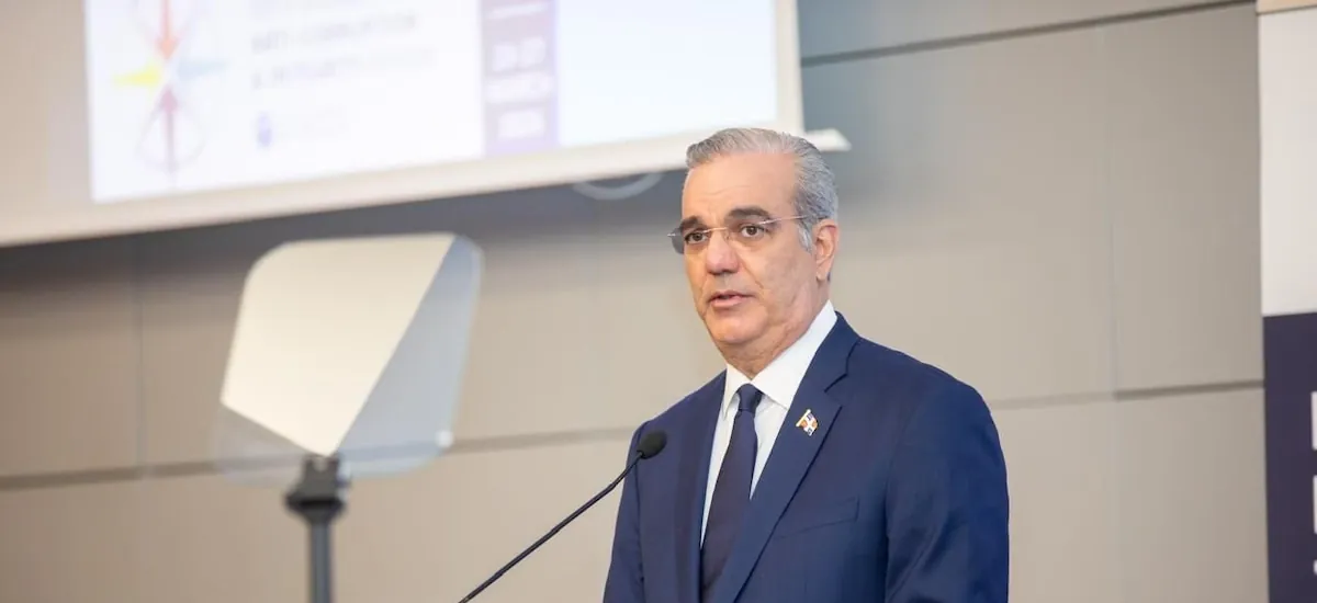 El presidente Abinader impulsa en París su modelo anticorrupción basado en prevención y justicia independiente