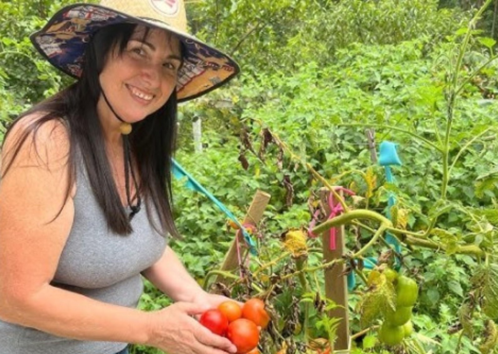 Cansada de la presión y las prisas, una viuda decide vivir sola en el campo, cuidando 13 hectáreas y sustentando su vida diaria con frutas de su huerto y un taller de costura en la propiedad