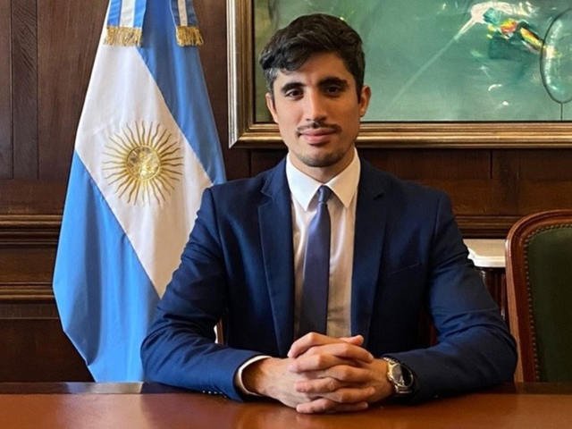 El Gobierno desplazГі a un diplomГЎtico argentino de la Embajada en Siria por darle вЂњme gustaвЂќ a un posteo que pedГ­a вЂњfuego para IsraelвЂќ