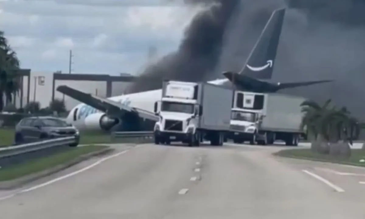 Qué se sabe del avión de carga de Amazon que se despistó en el aeropuerto de Miami