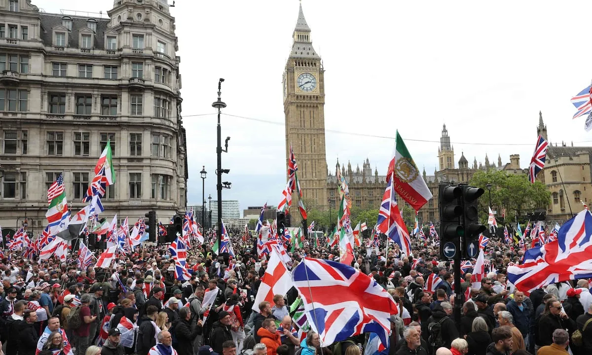 Miles de personas marcharon en Londres en dos marchas opuestas bajo un despliegue récord de seguridad que dejó decenas de detenidos