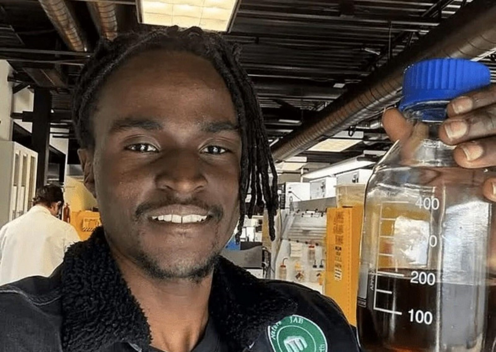 Un joven creó un dispositivo experimental que transforma los desechos plásticos en gasolina, diésel y queroseno de aviación