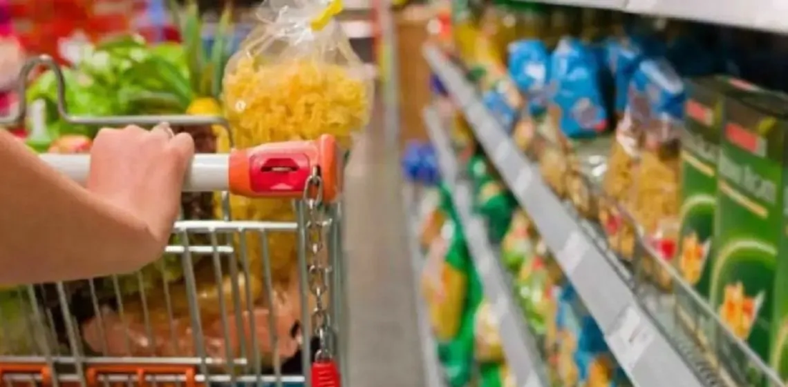 Las ventas en mayoristas y supermercados volvieron a caer en abril, según el INDEC