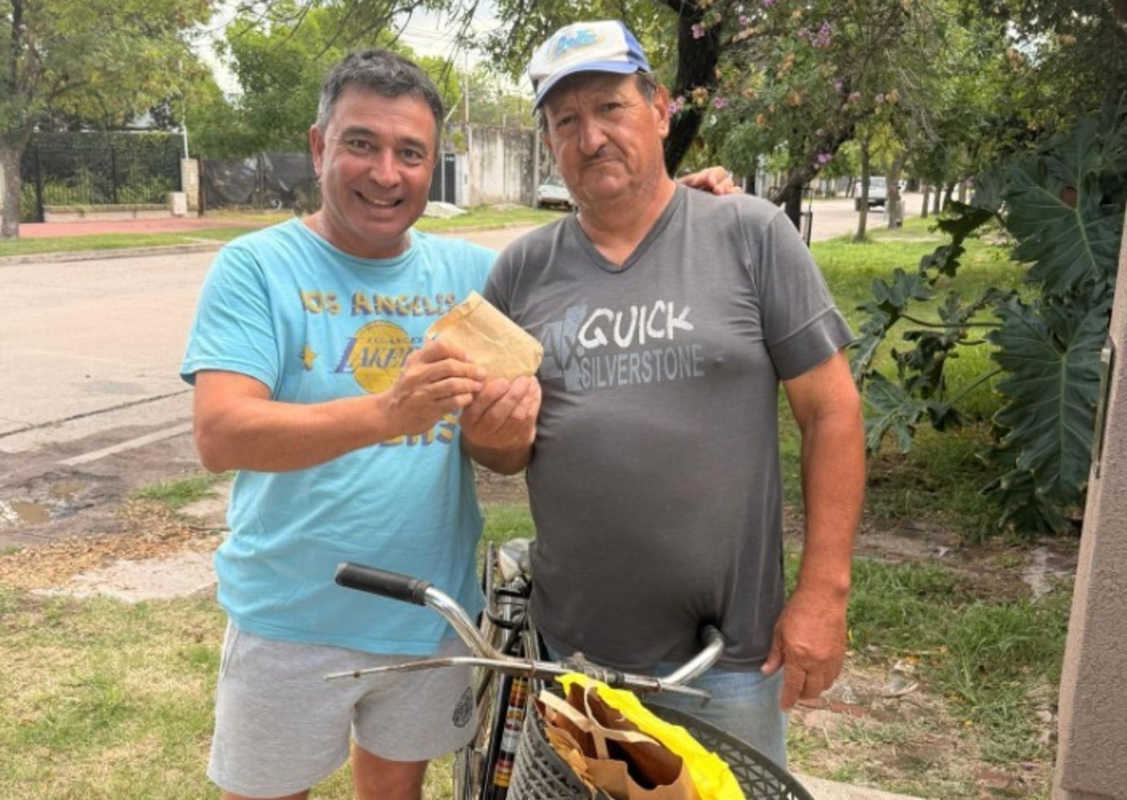 Perdió un sobre con dólares y un empleado municipal se lo devolvió intacto