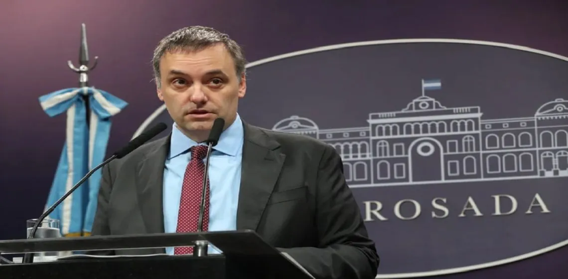 El arquitecto que hizo las refacciones en la casa del country de Adorni dijo que no emitió facturas