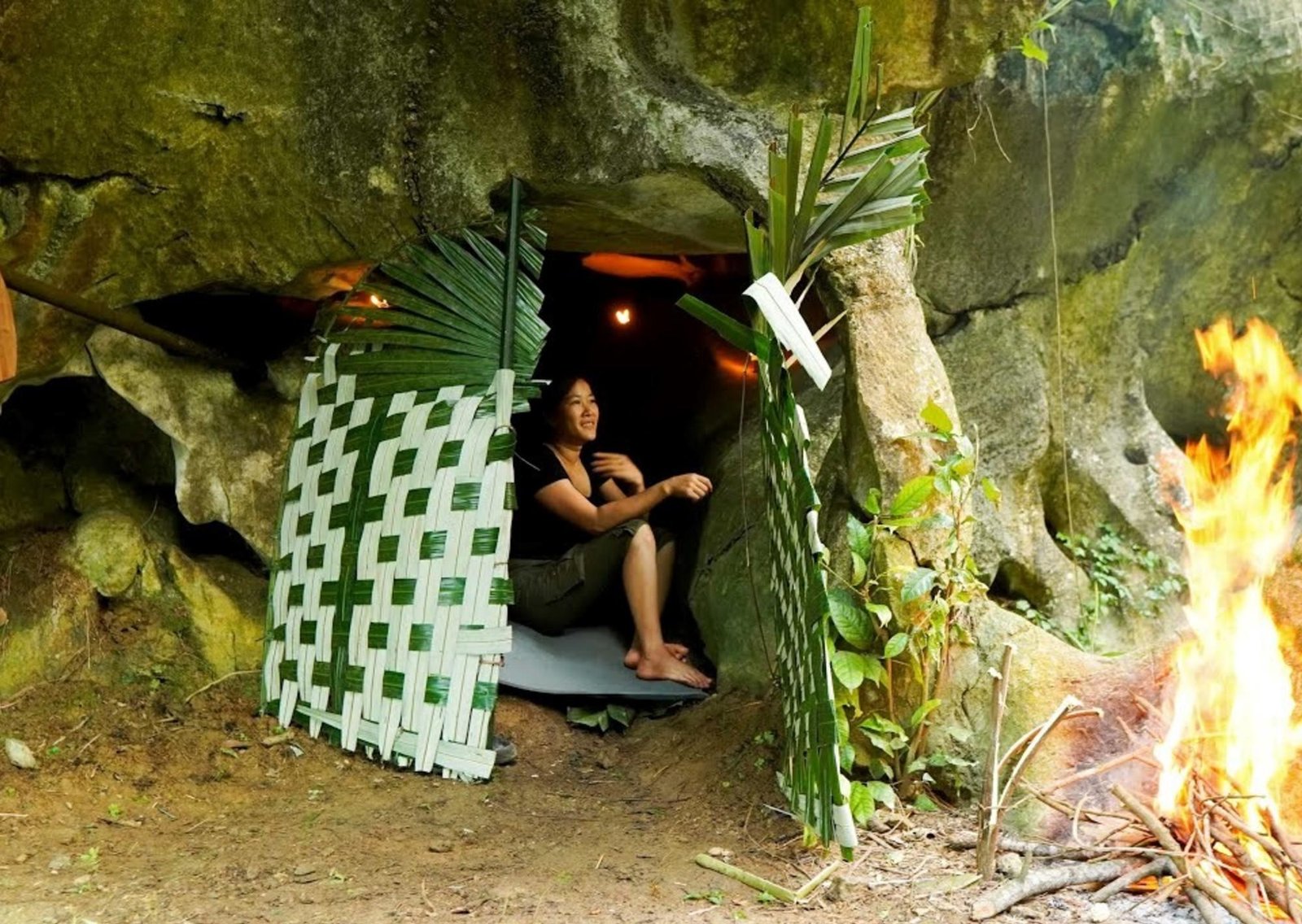 Construyó una casa al borde de un lago en medio de la selva y vive alejada de la civilización