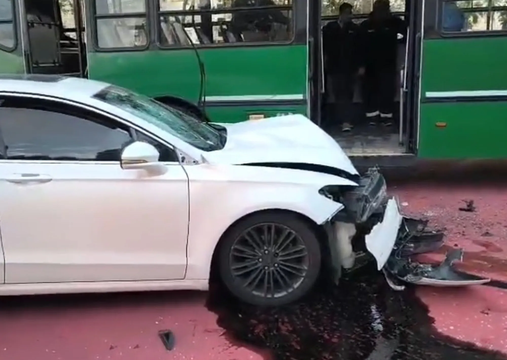 Fuerte choque de un colectivo y un auto en 9 de Julio y Santa Fe: hay al menos cinco heridos
