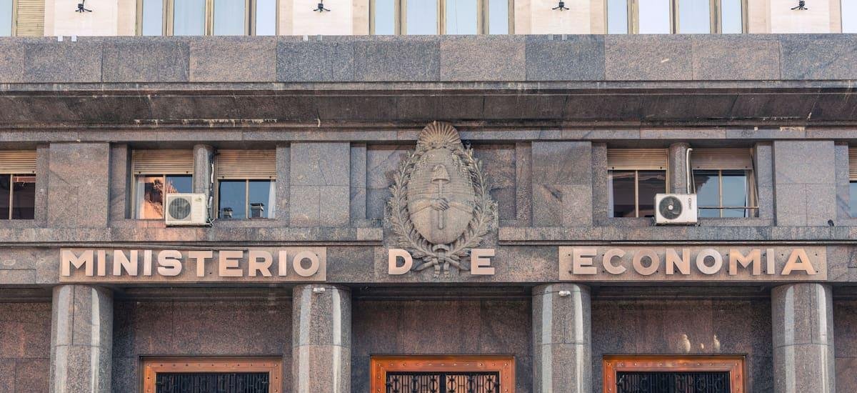 El equipo económico busca mantener tasas altas por más tiempo y le alarga la vida al carry trade - El Cronista