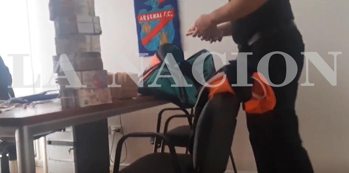 Nuevos videos de la Rosadita de la AFA: el jenga de billetes, el circuito por la City y los depósitos en efectivo