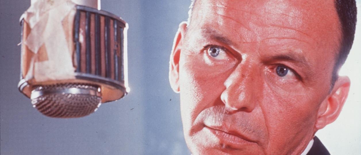 Mucho antes de la Beatlemanía, miles de adolescentes gritaban y se desmayaban por Frank Sinatra: teatros “empapados de orina”