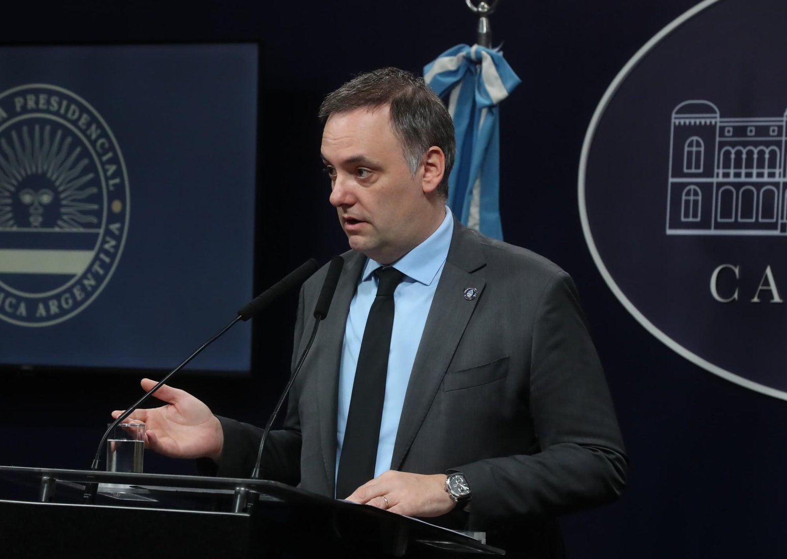 Otra frase polémica desde el Gobierno, ahora de Manuel Adorni: "Si importás un jean, explicame dónde se pierden puestos de trabajo"