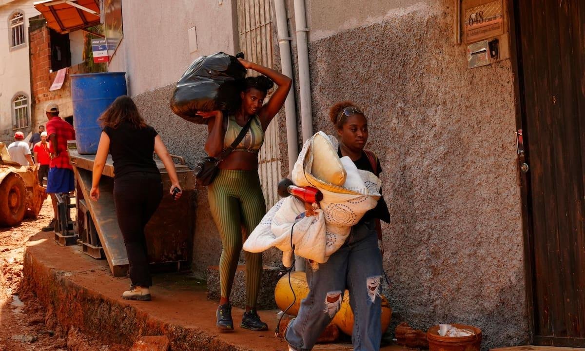 Continúa búsqueda de sobrevivientes de inundaciones en Brasil; sube a 64 cifra de muertos