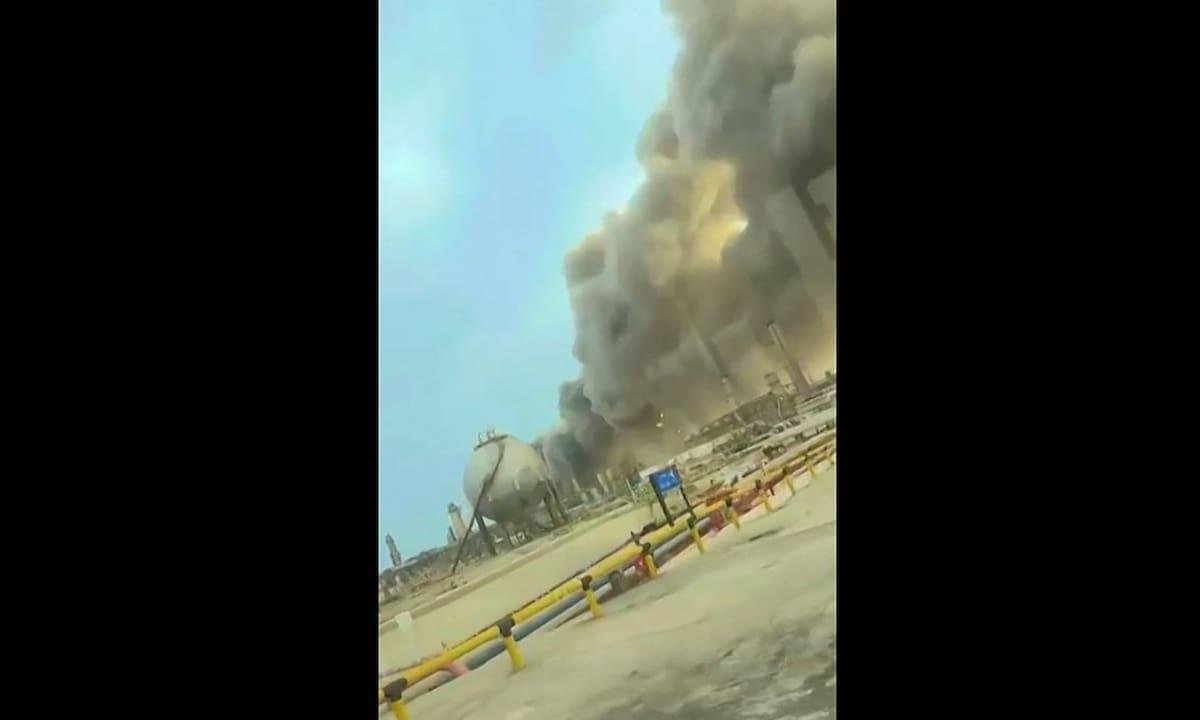 Un bombardeo de Irán en Arabia Saudita contra una refinería de la mayor petrolera del mundo disparó el precio del crudo
