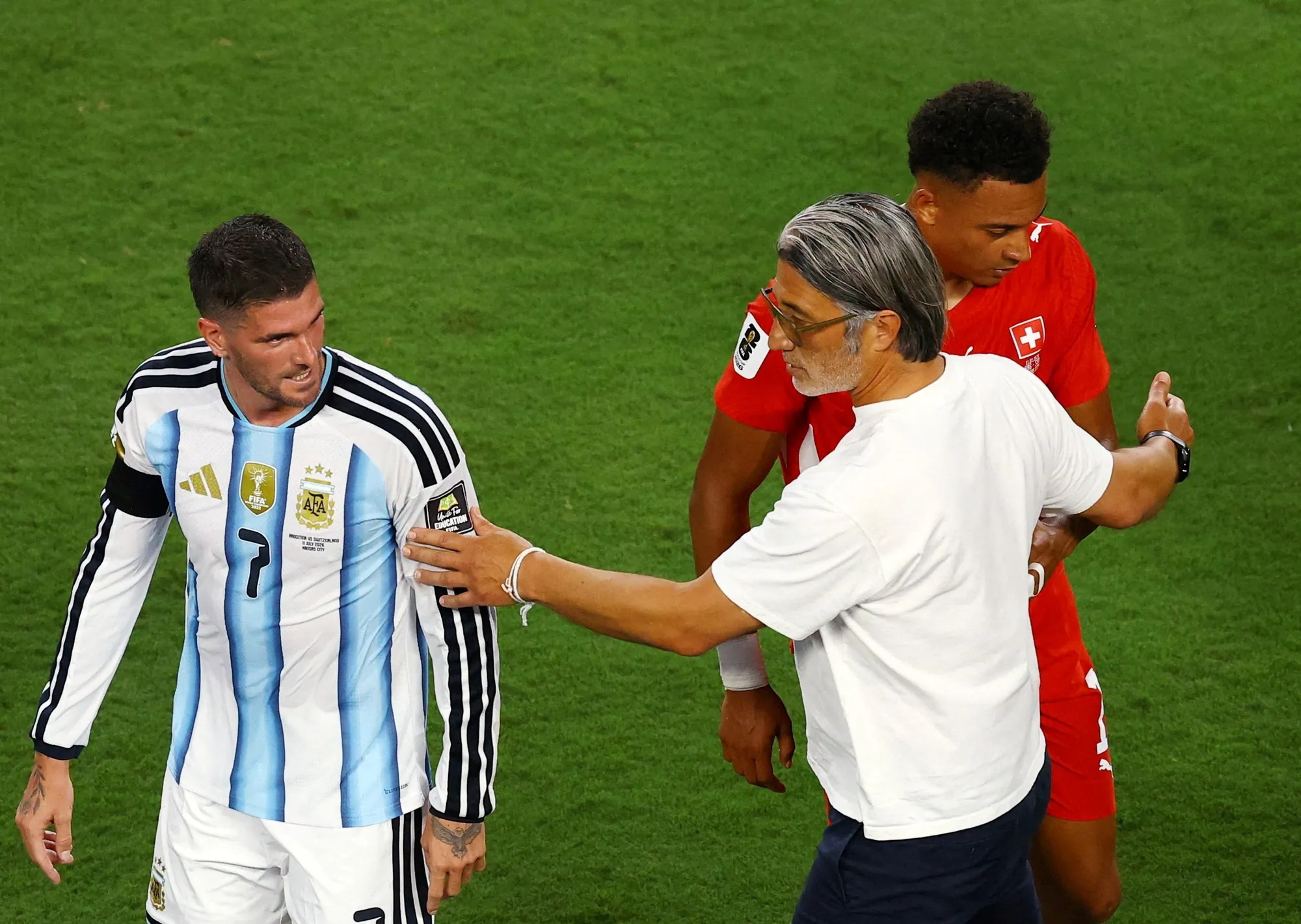 La bronca del DT de Suiza por la roja a Embolo: Murat Yakin dijo desconocer la regla pero felicitó a la Selección Argentina