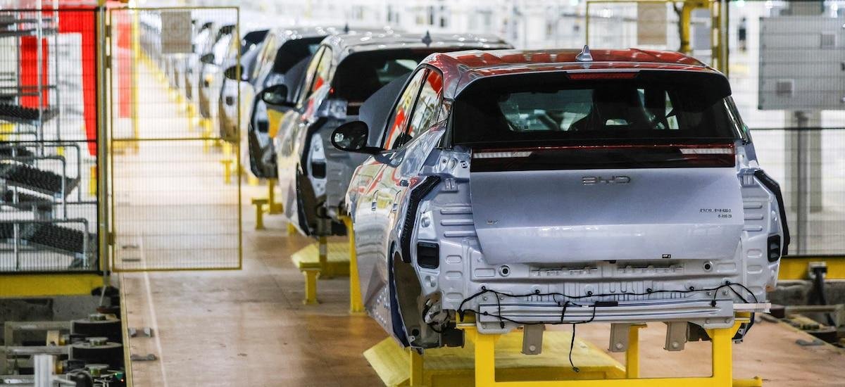 Se desplomaron las ventas de la empresa de autos eléctricos más grande de China: los motivos detrás de una caída de más de 40%