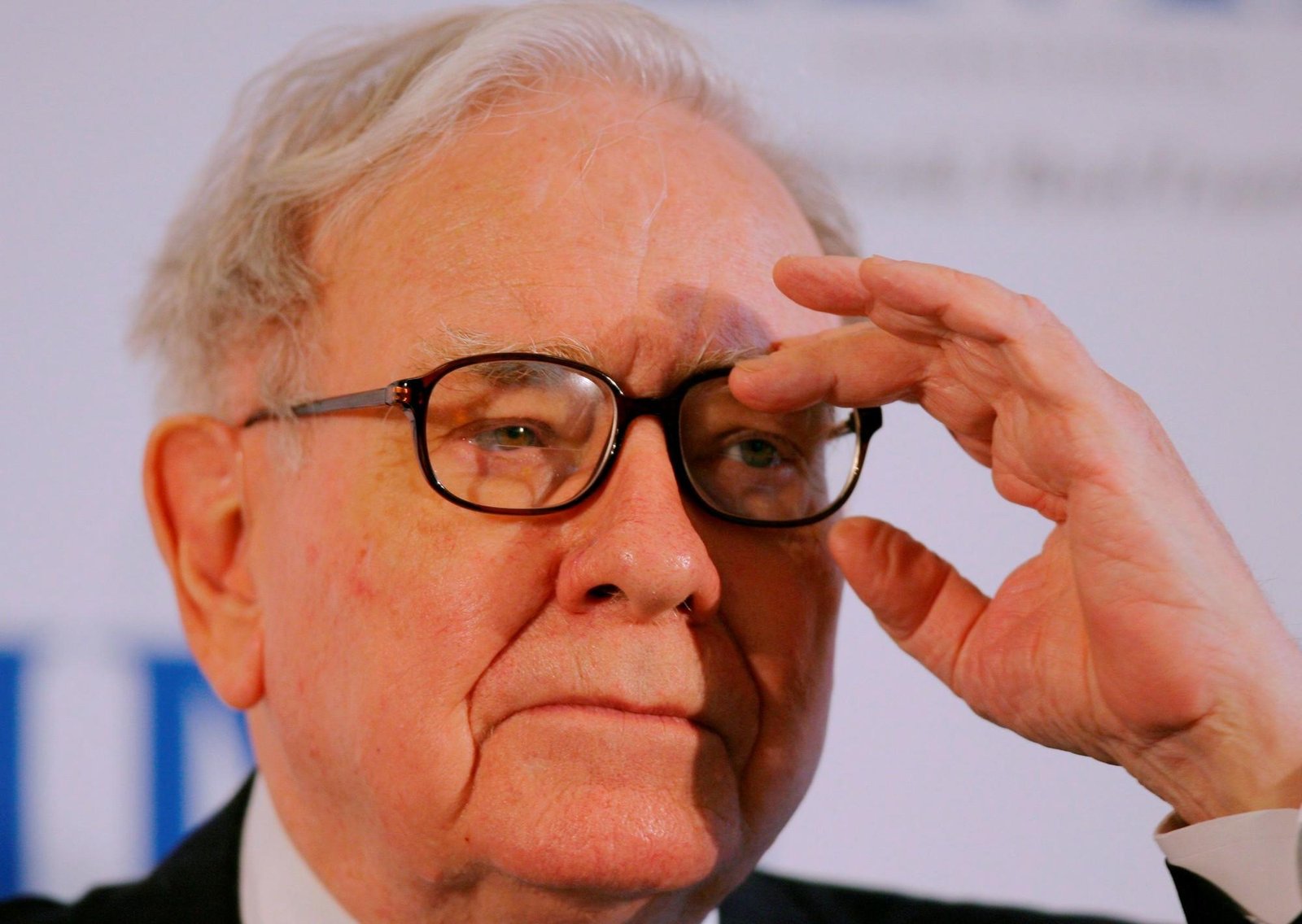 Cita del día del millonario Warren Buffett: “Wall Street es el único lugar donde la gente llega en un Rolls-Royce para pedirle...”