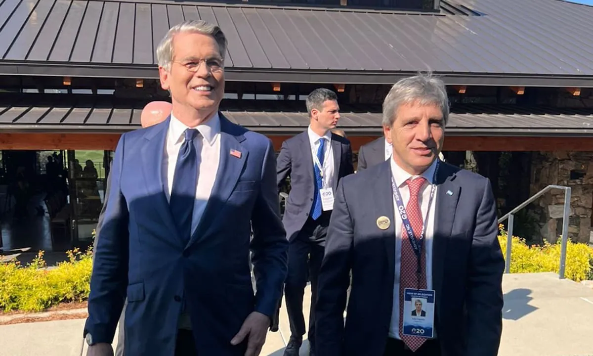 Tras los elogios de Bessent al Gobierno, Caputo se reunió con el secretario del Tesoro en la cumbre del G-20 en EE.UU.