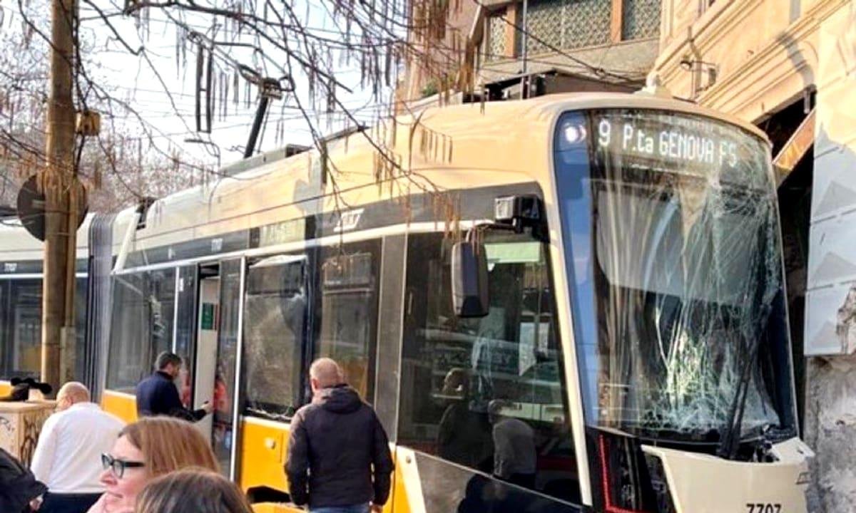 El video del descarrilamiento de un tranvía en el centro de Milán: hay dos muertos y 54 heridos