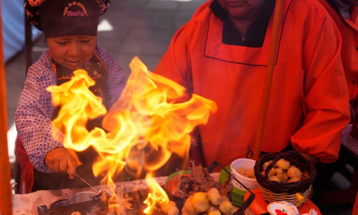 Niños bolivianos promueven la feria patrimonial de los sueños o de las miniaturas