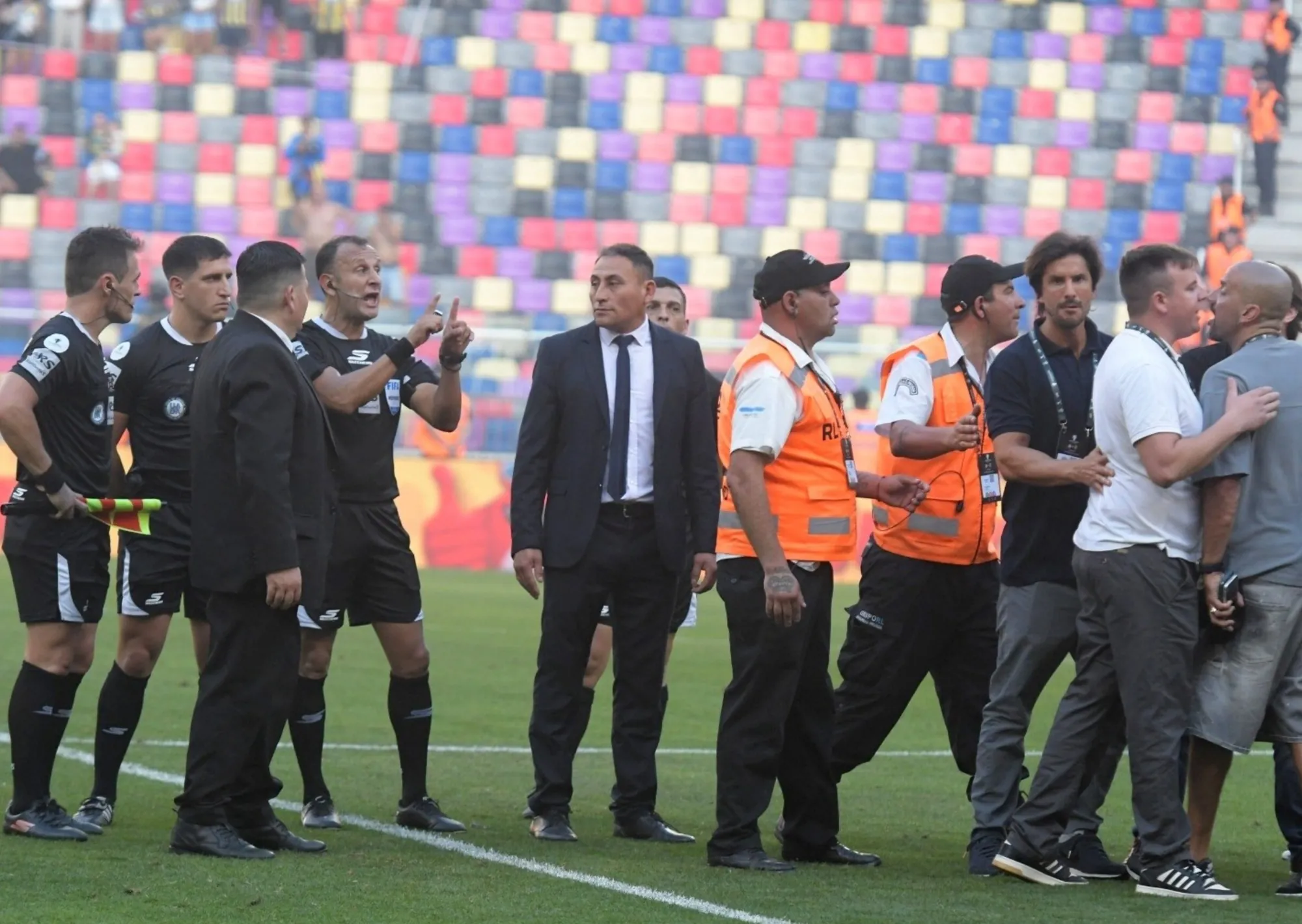 Las esquirlas del escandaloso Rosario Central - Estudiantes de La Plata: el lapidario informe de Darío Herrera contra Verón y dos jugadores expulsados
