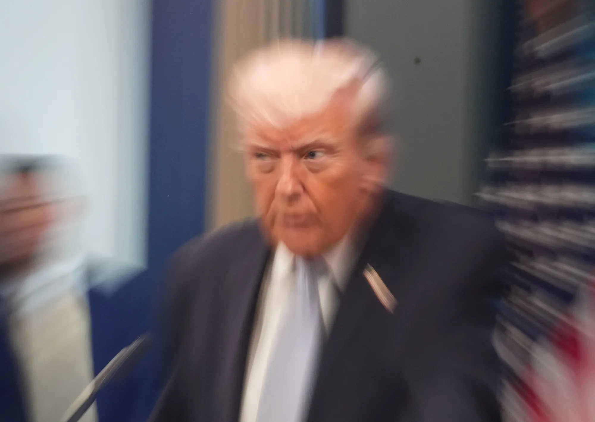 Tregua bajo máxima tensión en Oriente Medio: Trump mantiene el despliegue militar y advierte a Irán con una ofensiva final