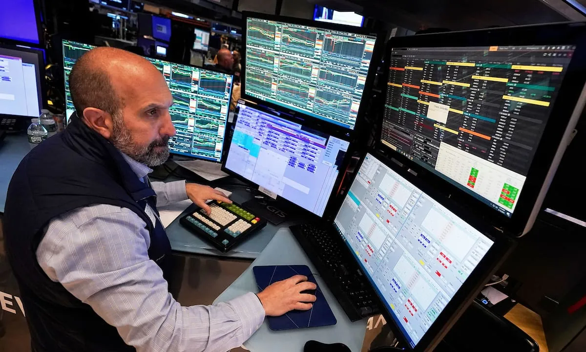Wall Street cierra a la baja pero modera sus pérdidas
