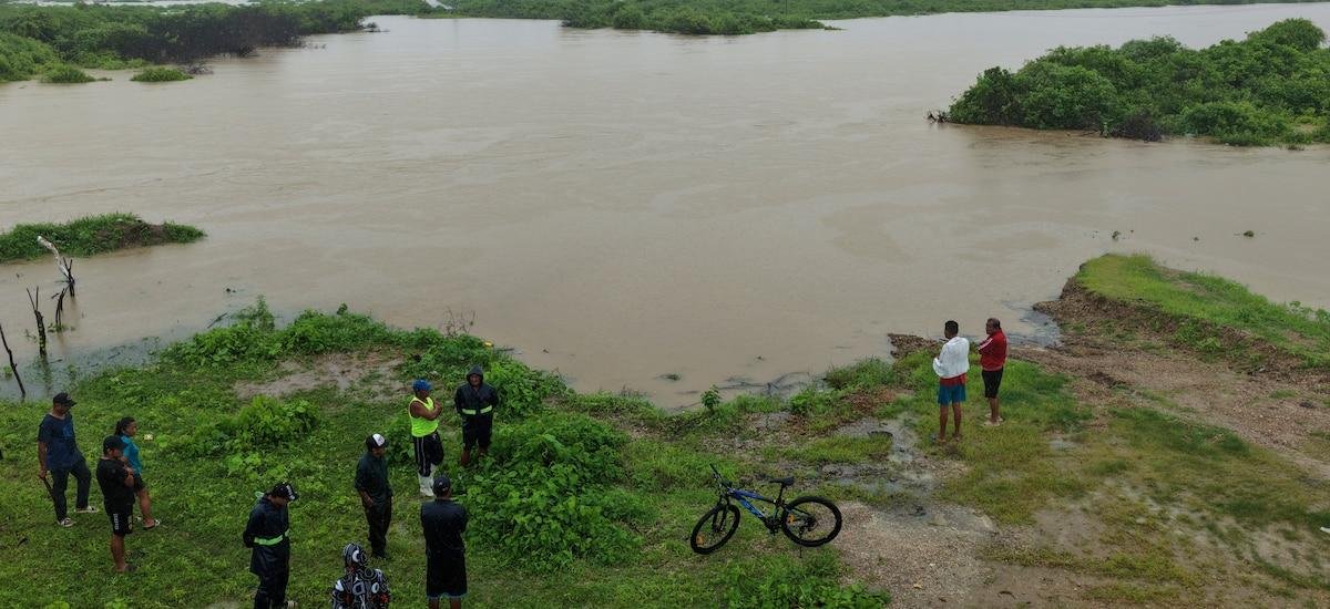 Fuertes lluvias provocan inundaciones, daños y desbordamientos de ríos en costa de Ecuador