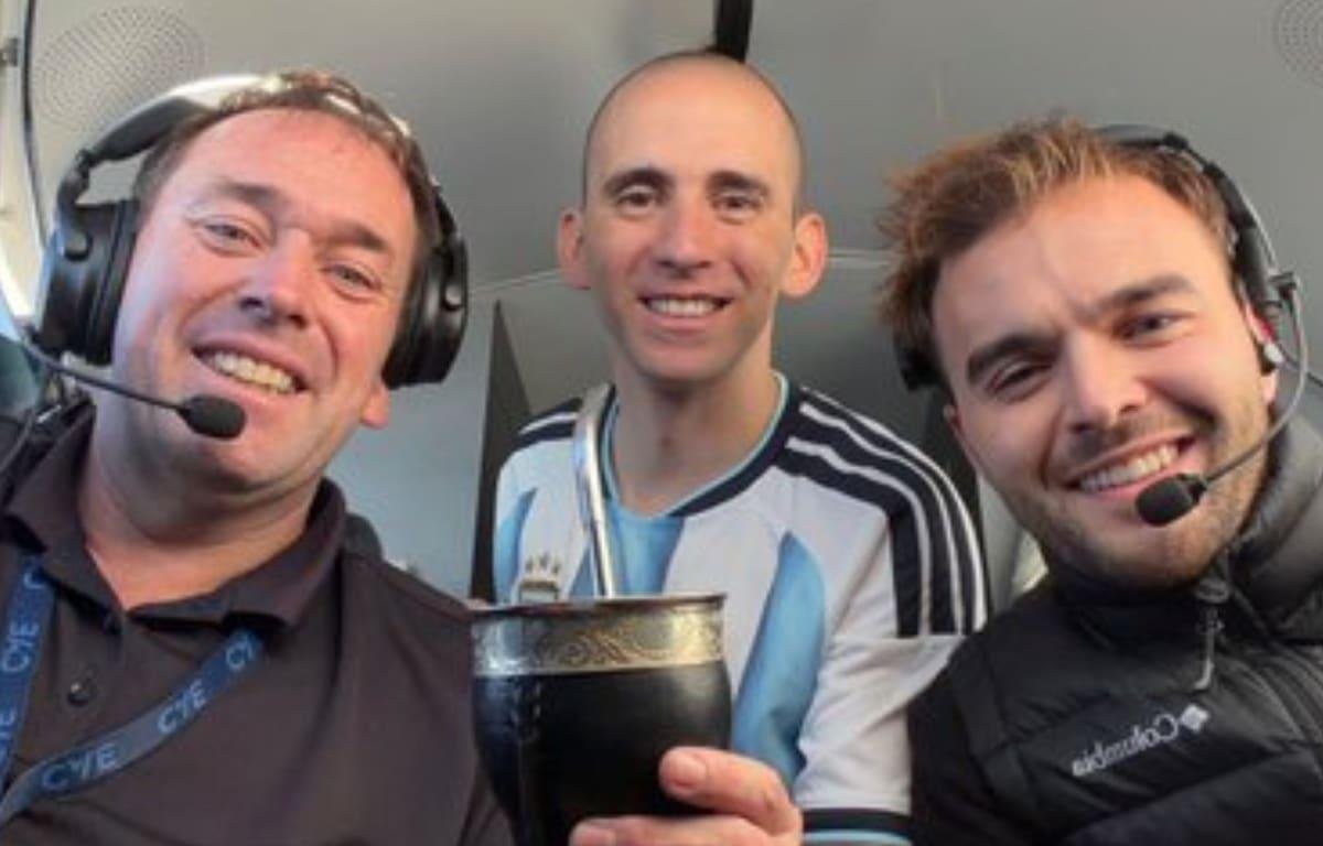 Pablo Toviggino, mano derecha de Tapia, subió una foto de Nahuel Gallo durante el vuelo hacia la Argentina