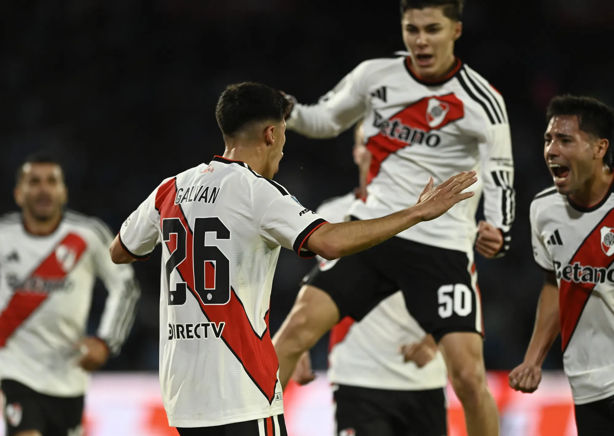 Con un Correa iluminado, River goleó a Belgrano en Córdoba y se metió en playoffs