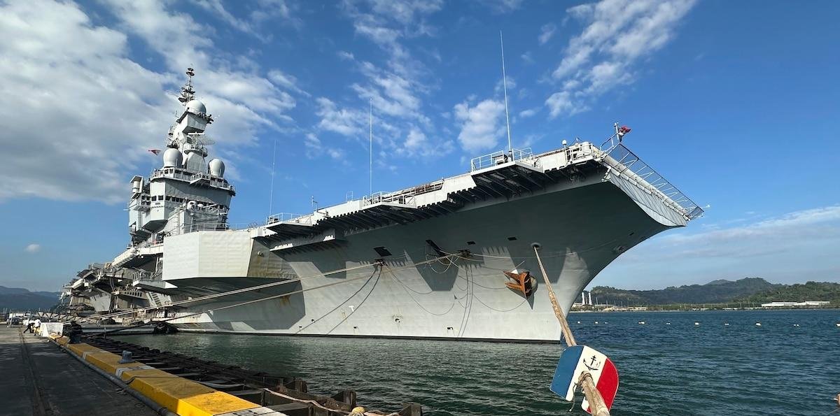 Macron ordena despliegue de portaaviones francés en el Mediterráneo